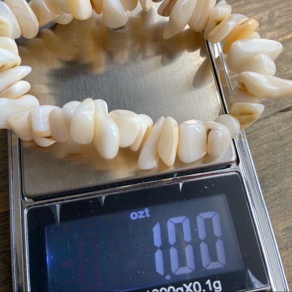 WHITE CORAL CHUNKY CHIPS BRACELET - Picture 2 of 3